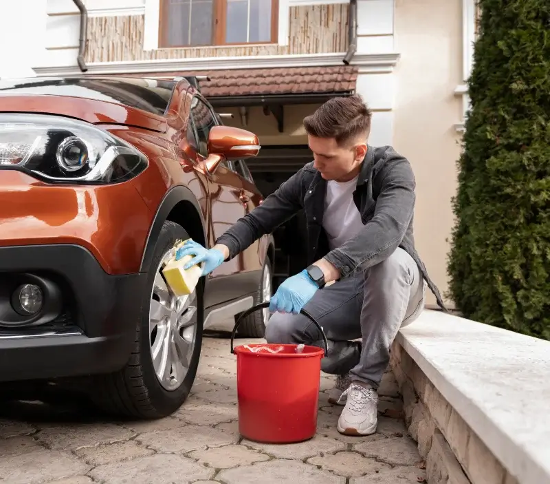 Lavage auto à domicile Moncoutant-sur-Sèvre : professionnel intervenant sur un véhicule